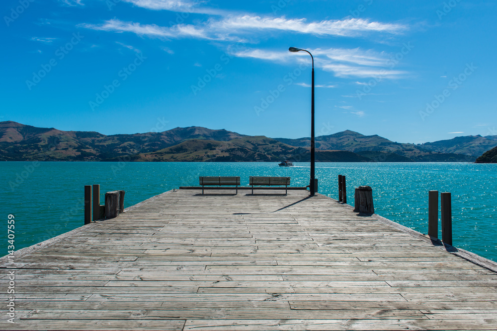 Naklejka premium アカロア湾の桟橋とベンチ