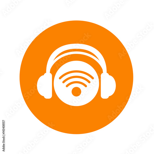 Icono plano auriculares con simbolo RSS en circulo naranja