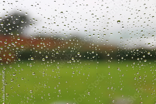Regentropfen an einer Fensterscheibe