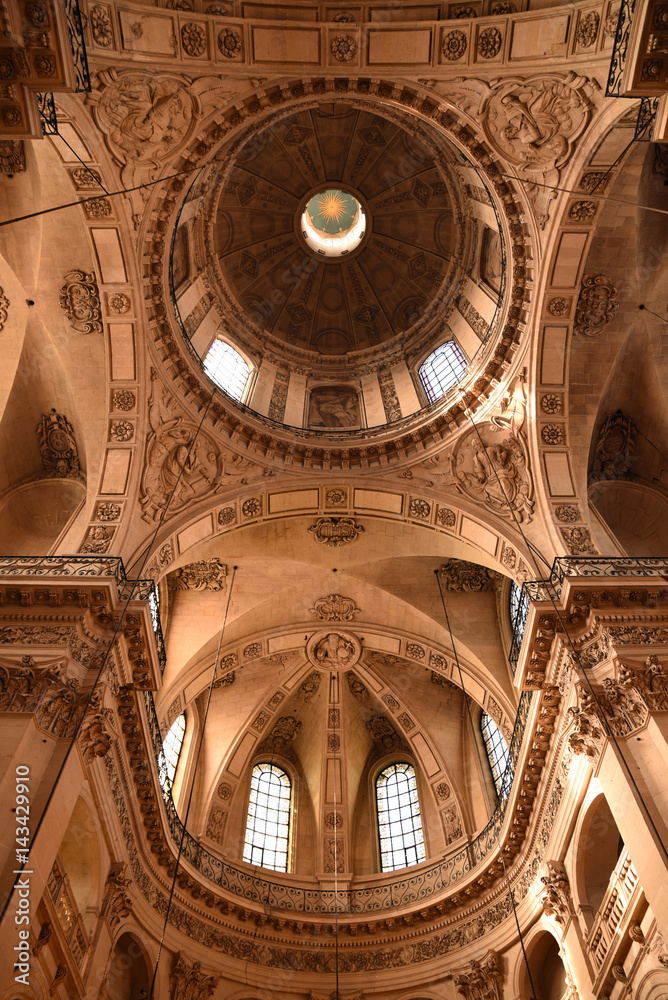 Coupole et choeur de l'église Saint-Paul dans le Marais à Paris, France