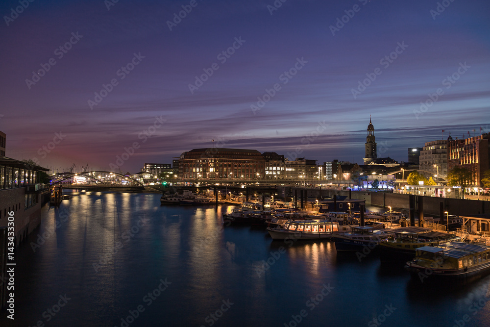 Hamburger Hafen in der blauen Stunde