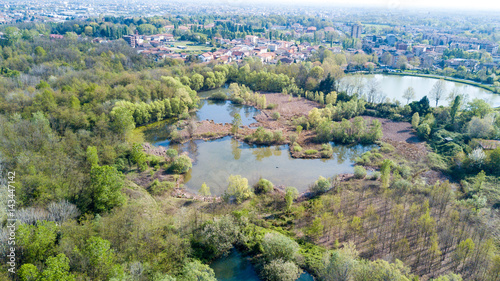 Natura e paesaggio: vista aerea di un bosco e di laghi, verde ed alberi in un paesaggio di natura selvaggia. Parco delle Groane, località di Mombello (Laghettone), Limbiate, Milano, Italia