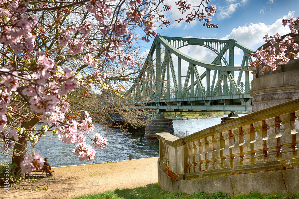 Naklejka premium Wiosna na moście Glienicker
