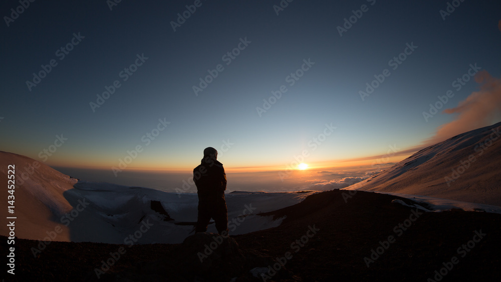 Silhouette escursionista che guarda il tramonto in controluce sul vulcano Etna-Sicilia