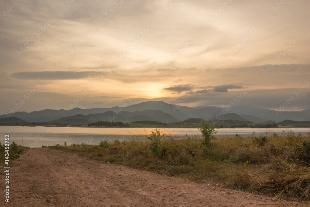 Naklejka premium beautiful sunset in mountain