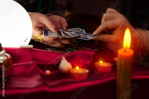 Obraz na płótnie Fortune teller woman giving tarot card to another woman