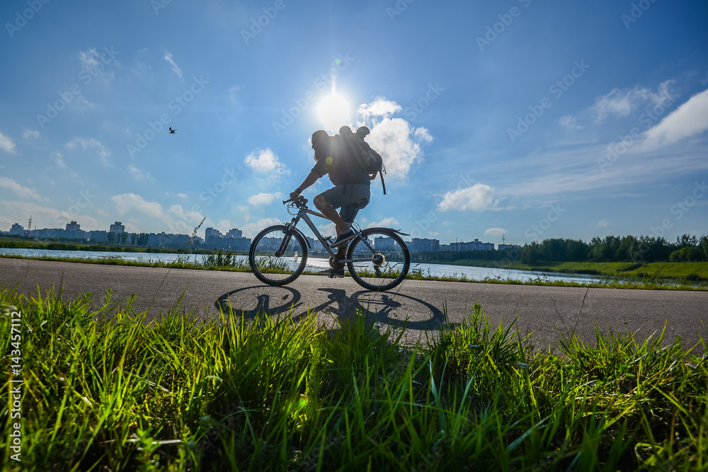 Naklejka premium hipster man on a bicycle in the countryside