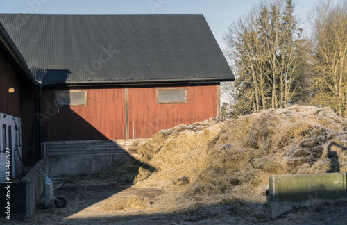 En röd bondgård på landsbygden photo