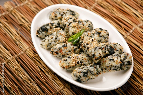 Riceballs with Flying Fish Roe, 날치알주먹밥 photo