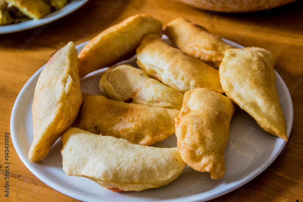 Calzone leccese - Teigfladen gefüllt mit Tomaten, Mozzarella, Schinken Calzone leccese - Teigfladen gefüllt mit Tomaten, Mozzarella, Schinken
