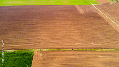 Natura e paesaggio: vista aerea di un campo, campo arato, coltivazione, prato verde, campagna, agricoltura