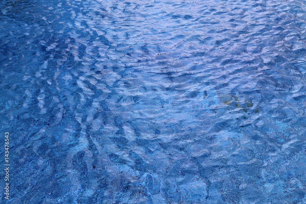 Wasseroberfläche im Swimming Pool mit Wellen und Bewegung Wasseroberfläche im Swimming Pool mit Wellen und Bewegung