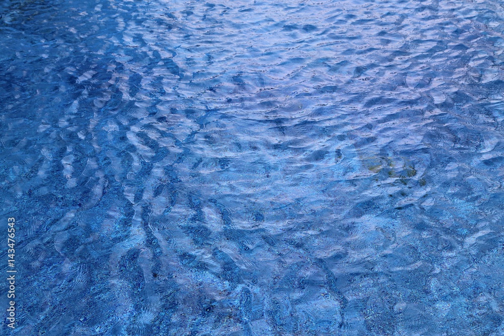 Wasseroberfläche im Swimming Pool mit Wellen und Bewegung