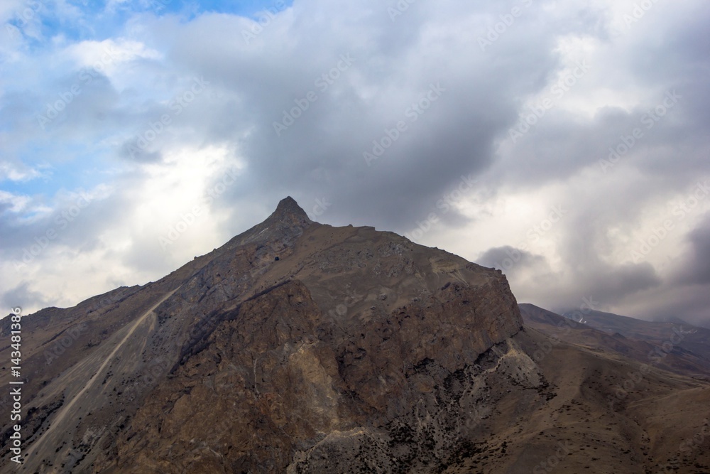 Горный пейзаж, красивый вид на горное ущелье, панорама с высокими скалами. Природа Северного Кавказа