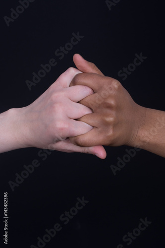 Ajuste de mãos. não ao racismo