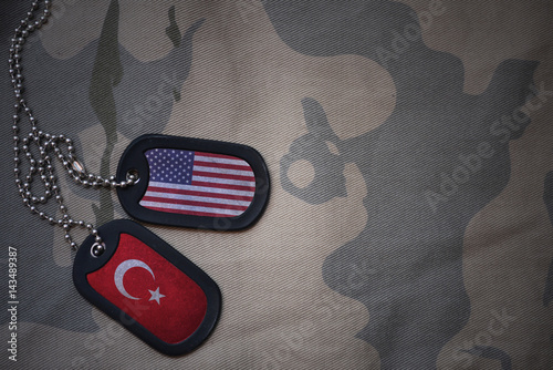 Foto army blank, dog tag with flag of united states of america and turkey on the khaki texture background