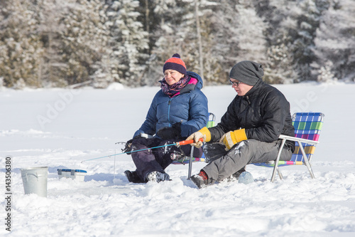 Obraz na płótnie Couple ice fishing w salonie