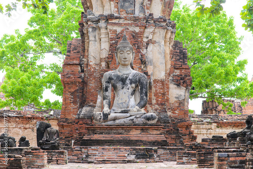Sitting Budha in Wat Mahathat, historical park which covers the ruins of the old city of Sukhothai, Thailanda photo