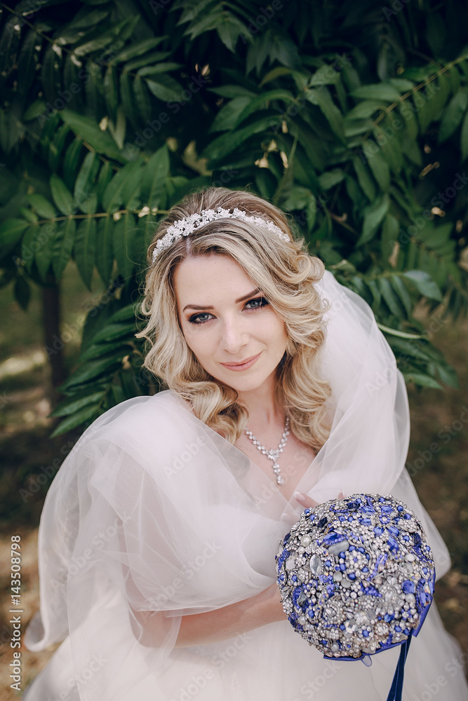 Naklejka premium bride in the Park