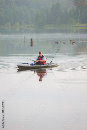 Obraz na płótnie Middle aged man kayak fishing w salonie