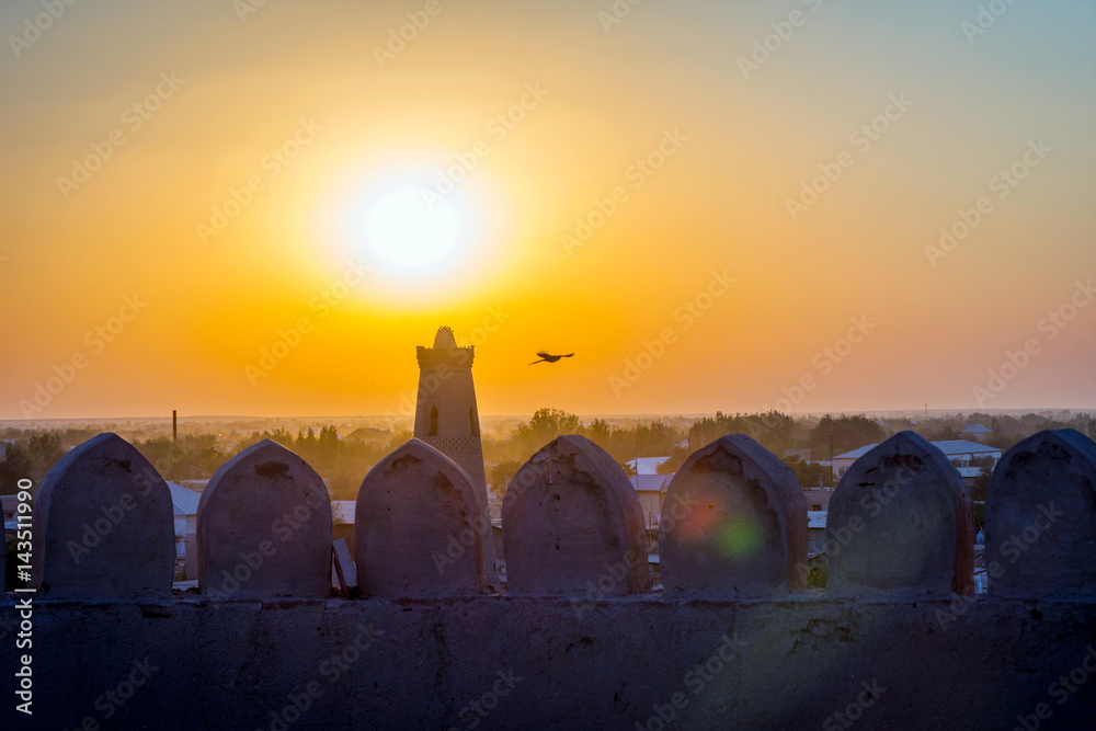 Obraz premium Silhouette of old city wall in sunset, Khiva