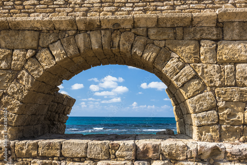 Древняя каменная арка
