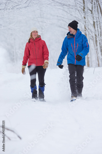 Obraz na płótnie Couple snow shoes in the forest in the winter w salonie