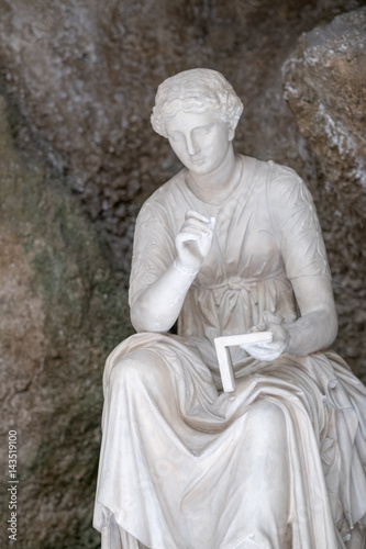 Statue reader