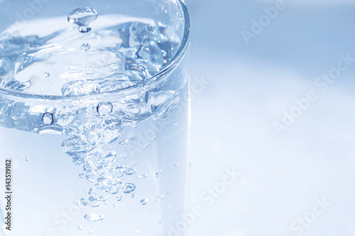 グラスに注がれた水。水の泡の様子。飲料・飲む・健康のイメージ。