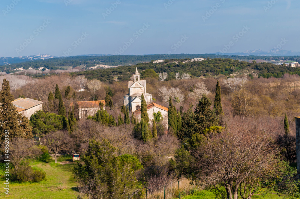 Vue de la terrasse de l'Abbaye de Montmajour, France.