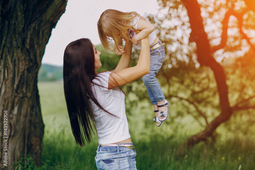 Obraz premium child near tree with mom