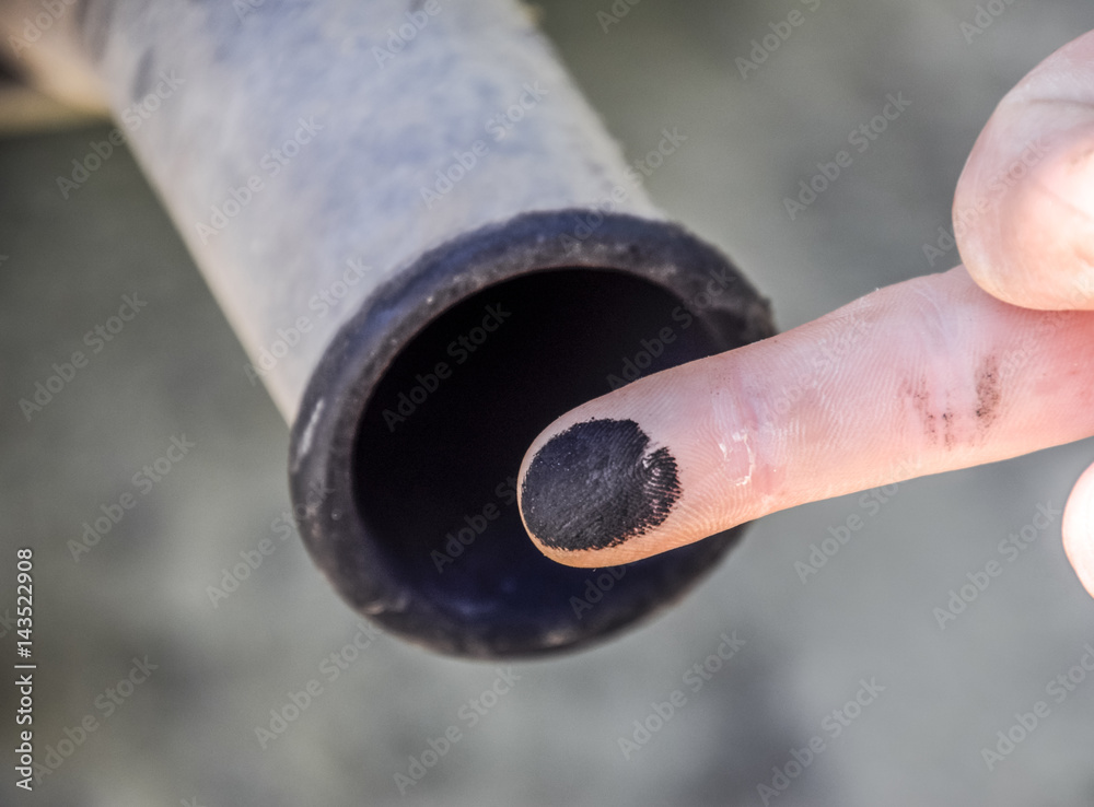 Soot from the exhaust pipe on the finger. Examination of the car's exhaust system by the automaker Soot from the exhaust pipe on the finger. Examination of the car's exhaust system by the automaker