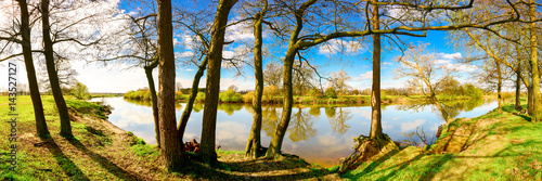Panorama einer idyllischen Landschaft am Fluss mit Wiesen und Bäumen © Günter Albers