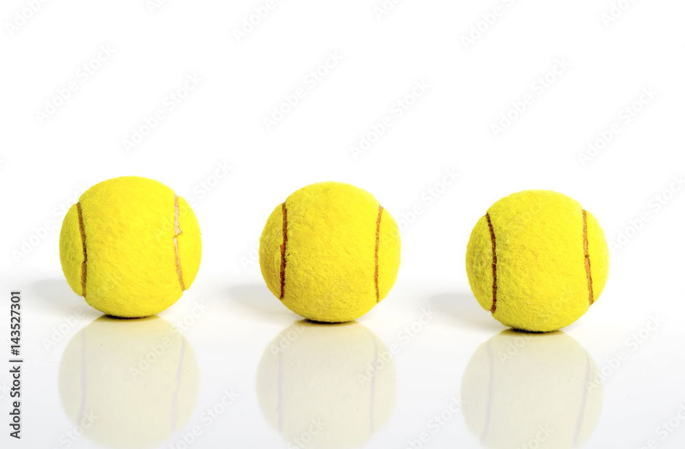 Tennisbälle in einer Reihe