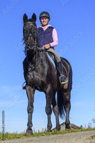 stolzes Pferd mit Reiterin  © ARochau