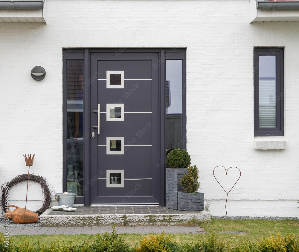 Naklejka premium Graue Haustür eines Hauses
