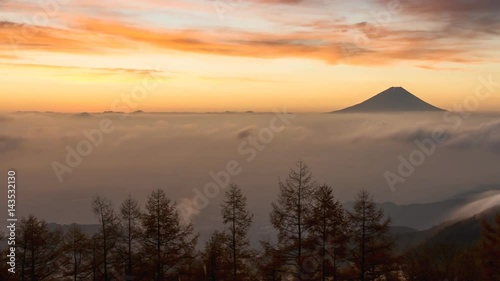 富士山と日の出の風景、山梨県甘利山にて
