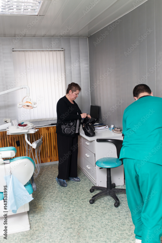 Obraz premium The dentist works with the client in the clinic