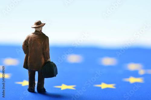 Canvas Print miniature traveler man and european union flag