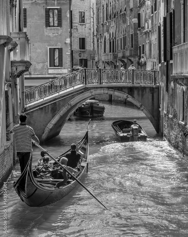 Φωτογραφία A gondola and a motorboat near the Ponte San Paternian bridge, on the Rio de San