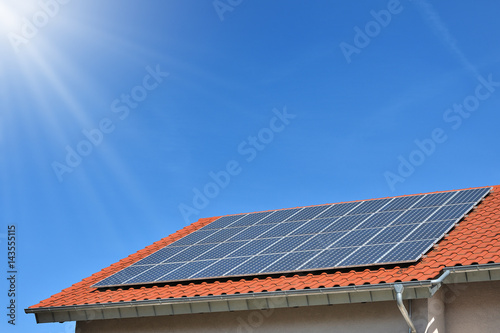 Solare Stromerzeugung auf Hausdach, Sonnenstrahlen