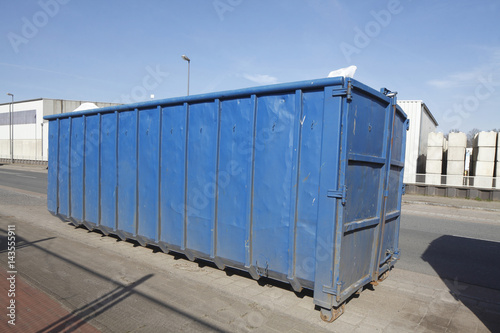 Blauer Stahlcontainer für Bauschutt