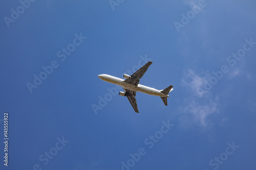 青空に上昇する旅客機