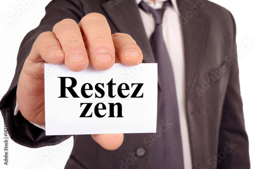 Obraz na płótnie Homme tenant une carte avec restez zen écrit dessus