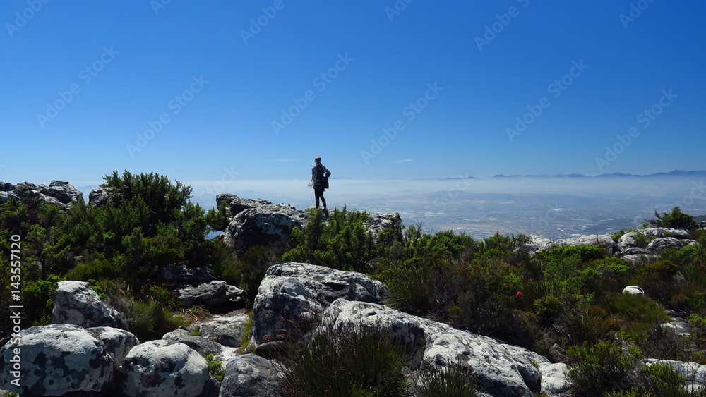 Frau auf dem Tafelberg, Kapstadt, Südafrika