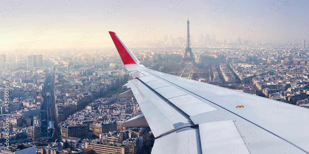 Naklejka premium Paris Cityscape Widok z okna samolotu