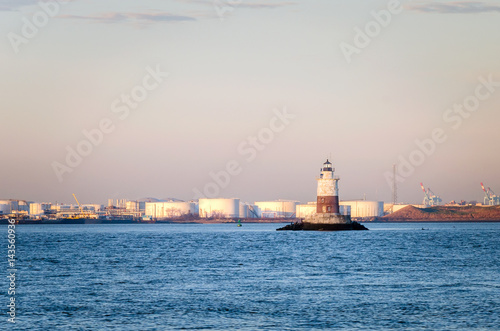 Papier peint Robbins Reef Light in New York Bay at Dawn