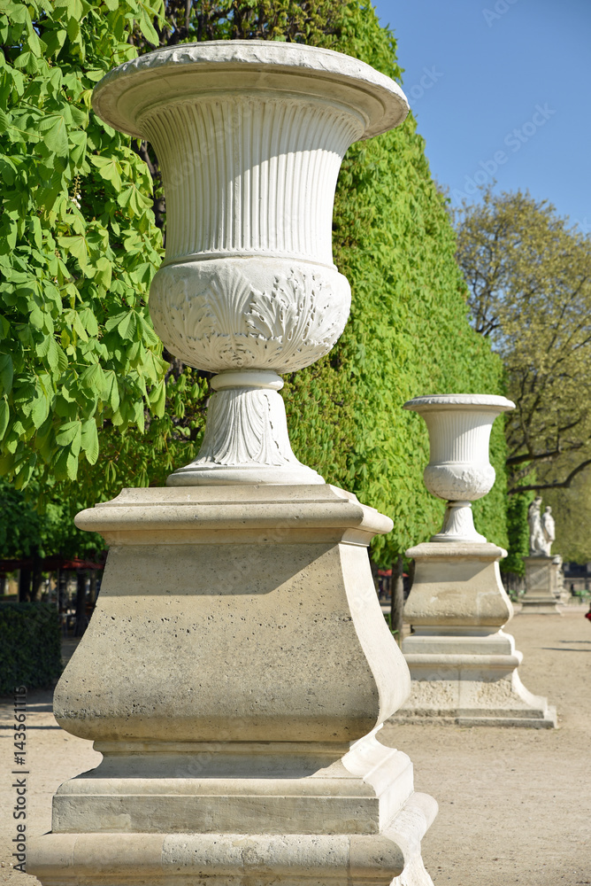 Vases baroques en marbre au jardin des Tuileries à Paris, France Vases baroques en marbre au jardin des Tuileries à Paris, France