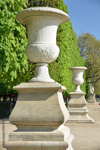 Vases baroques en marbre au jardin des Tuileries à Paris, France