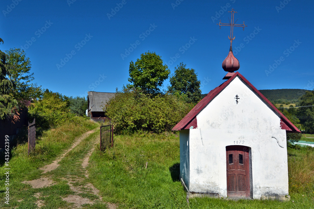 Stara kapliczka w Bodakach w Beskidzie Niskim
